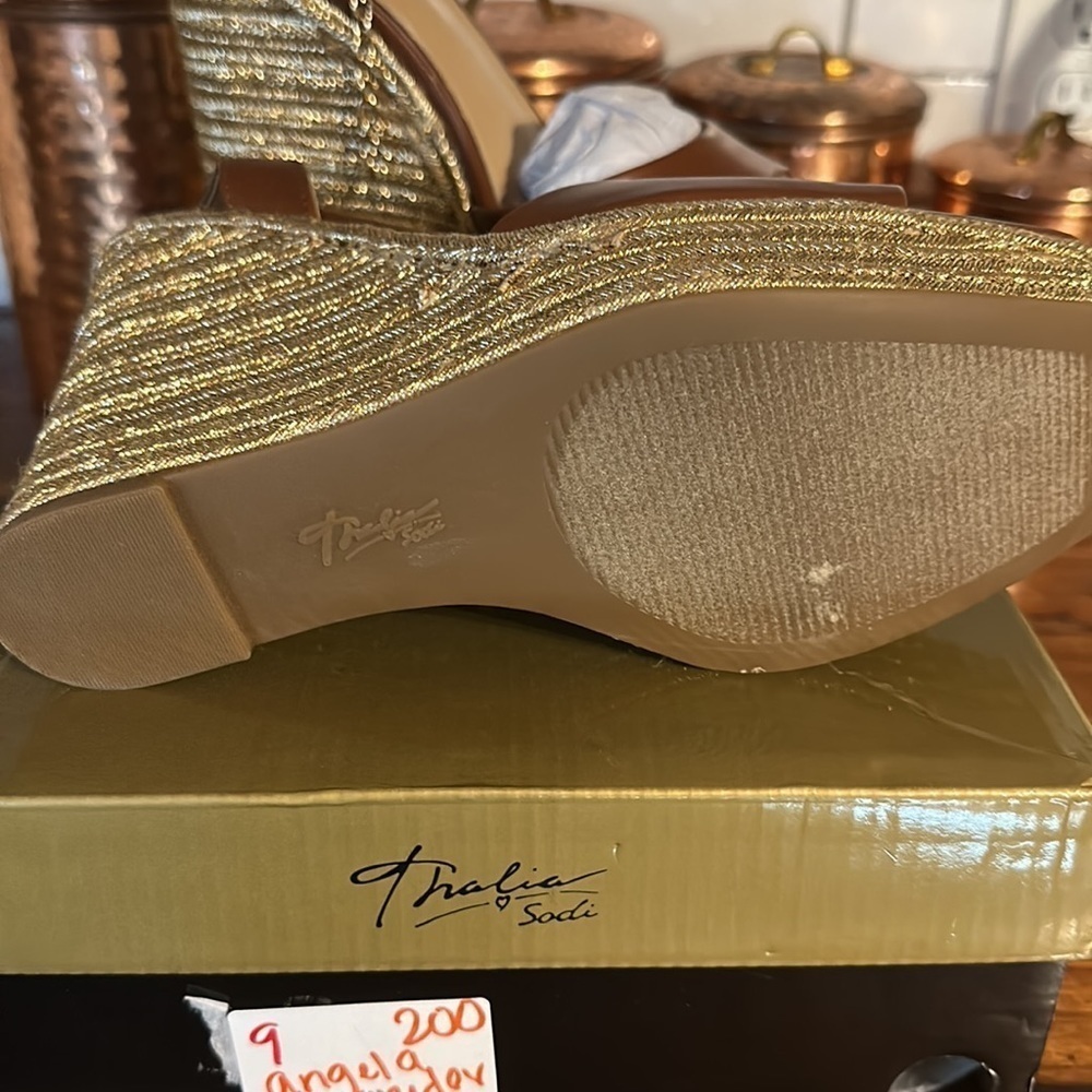 Size 9 NIB brown shoes. Platform sandal. Gold accents. - Picture 4 of 4